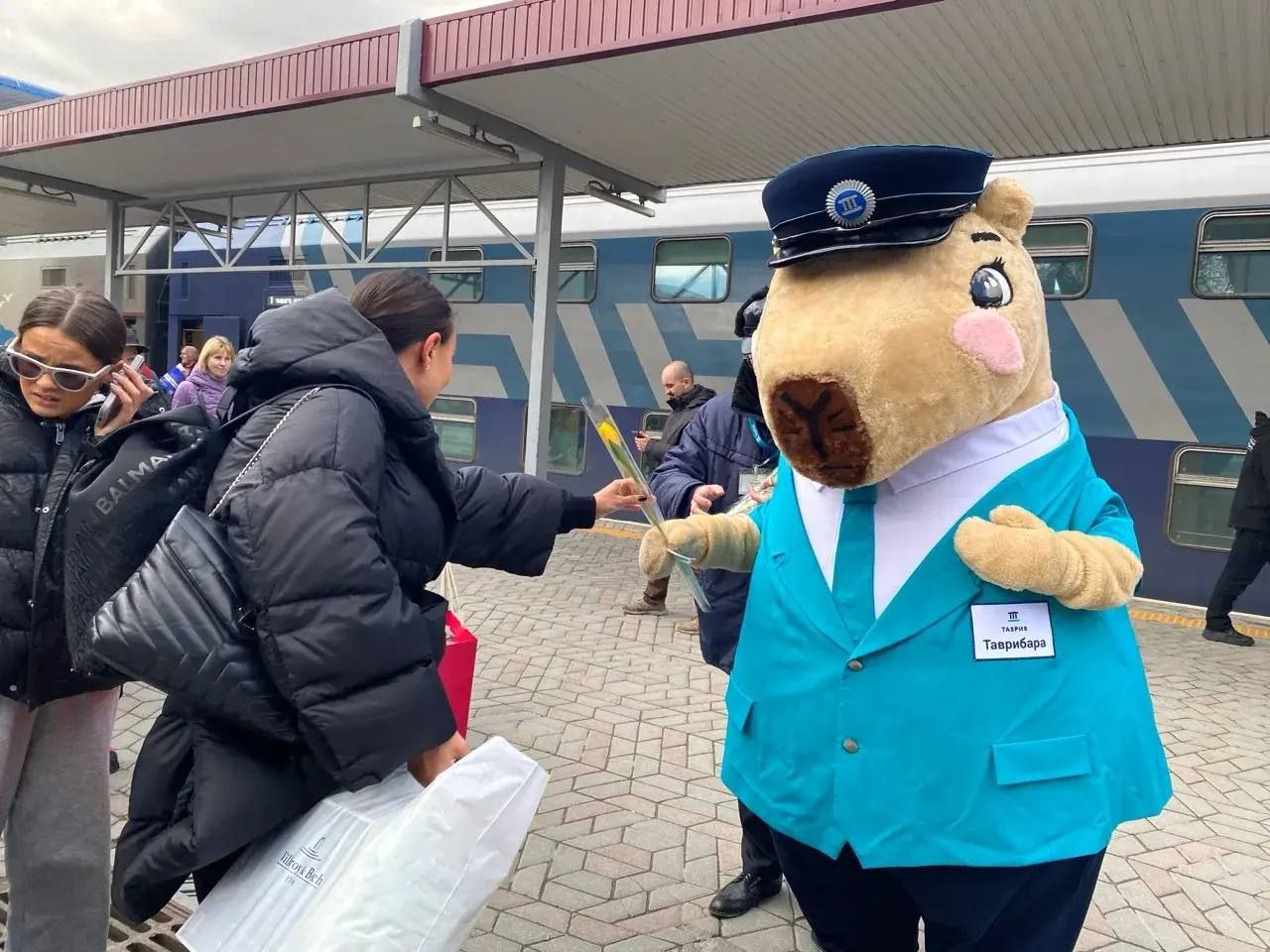 На вокзале Симферополя устроили милую акцию На вокзале Симферополя устроили милую акцию
