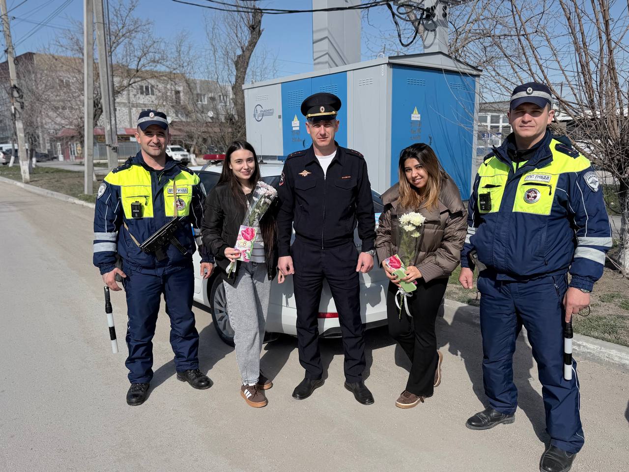 В Кировском районе сотрудники Госавтоинспекции поздравили женщин-водителей с Международным женским днем!