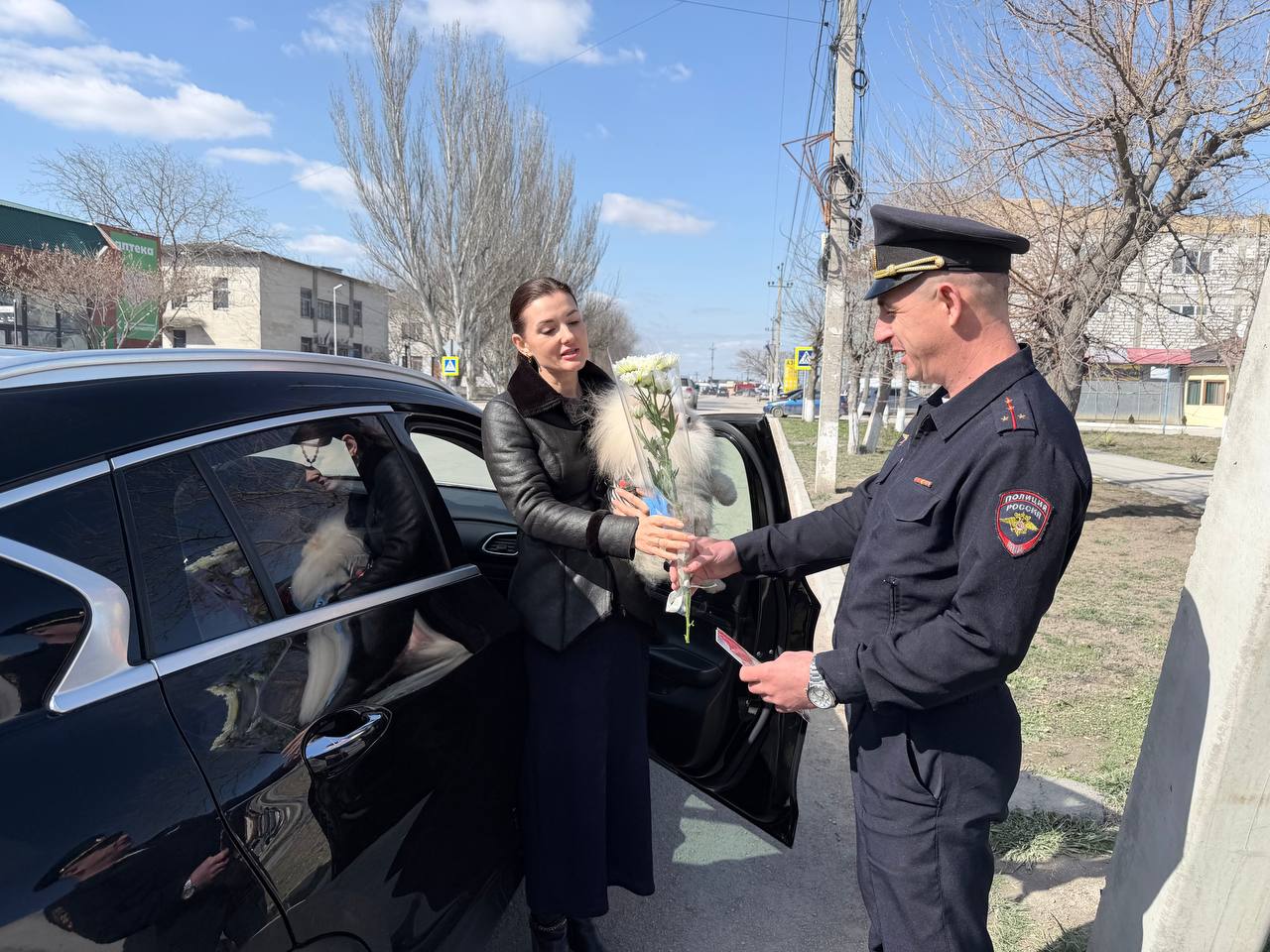 В Кировском районе сотрудники Госавтоинспекции поздравили женщин-водителей с Международным женским днем! В Кировском районе сотрудники Госавтоинспекции поздравили женщин-водителей с Международным женским днем!