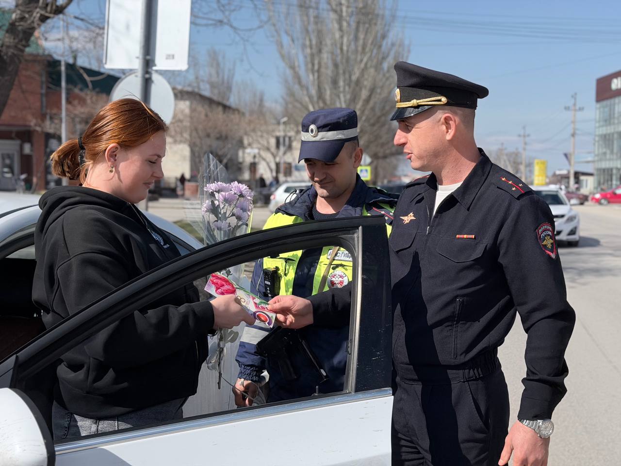 В Кировском районе сотрудники Госавтоинспекции поздравили женщин-водителей с Международным женским днем! В Кировском районе сотрудники Госавтоинспекции поздравили женщин-водителей с Международным женским днем!