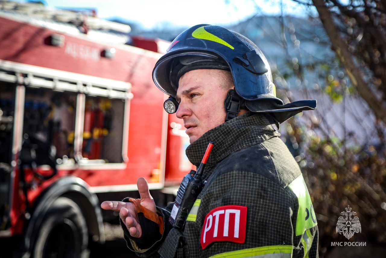 Пожар в двухэтажном доме тушат в Севастополе