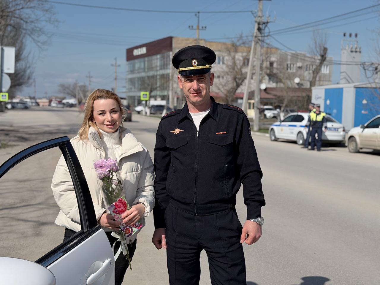 В Кировском районе сотрудники Госавтоинспекции поздравили женщин-водителей с Международным женским днем! В Кировском районе сотрудники Госавтоинспекции поздравили женщин-водителей с Международным женским днем!
