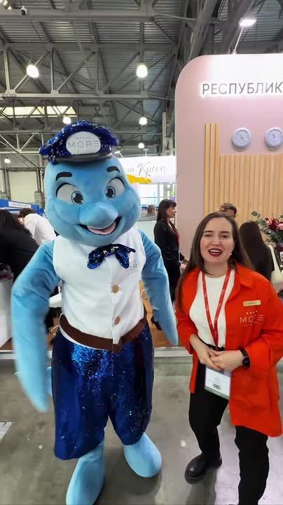 А наш символ — Морик, дельфин MORE SPA & RESORT, уже в Москве и встречает гостей выставки