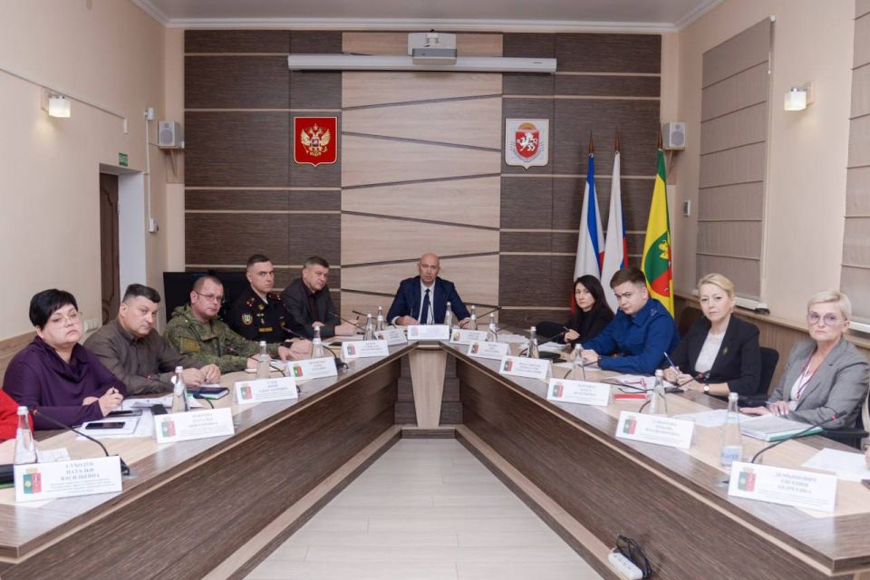 Руководитель крымского филиала Государственного Фонда «Защитники Отечества» Владимир Трегуб провел выездной приём участников СВО и членов их семей, проживающих в Евпатории