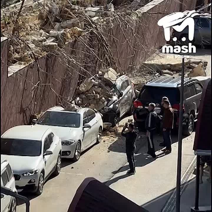 Подпорная стена упала на машину в Симферополе