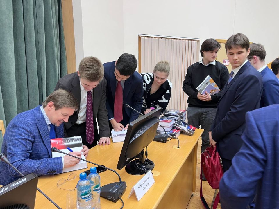 12 марта в МГИМО состоялась презентация футурологического романа «Альтернатива», автор — российский историк, религиовед, кандидат богословия и исторических наук Александр Владимирович Журавский