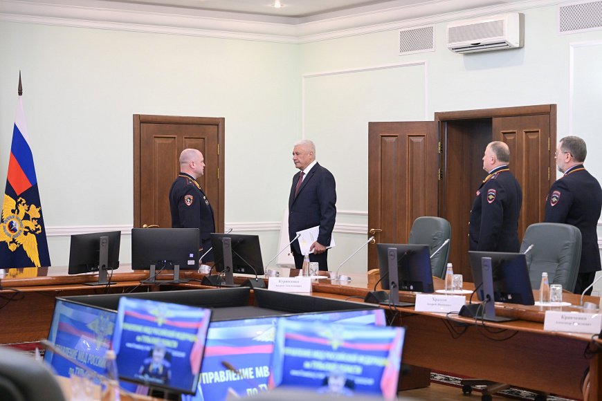 Владимир Колокольцев представил личному составу своего первого заместителя Андрея Курносенко Владимир Колокольцев представил личному составу своего первого заместителя Андрея Курносенко