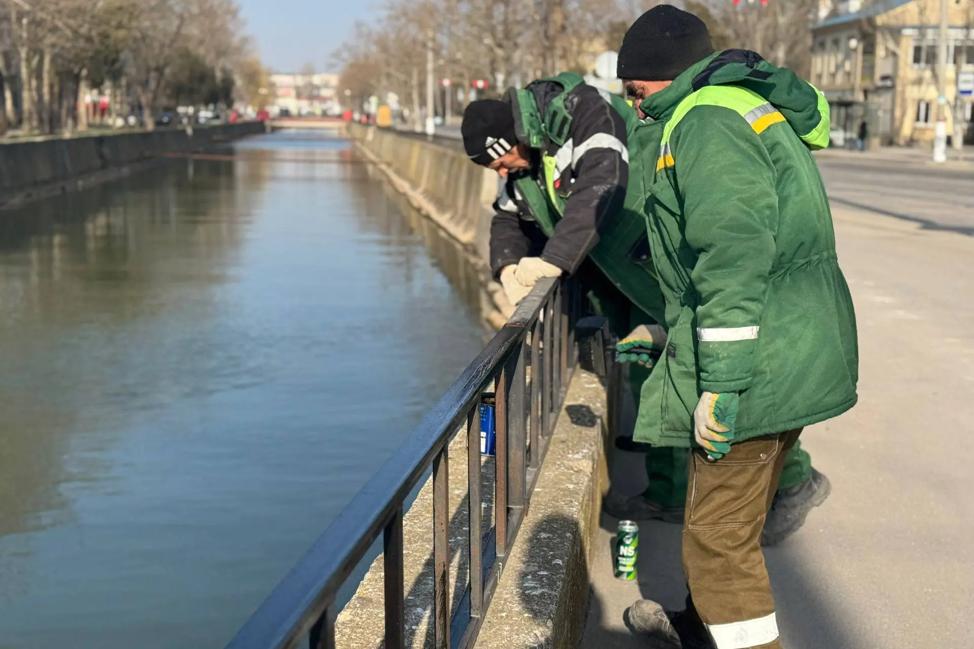 В Керчи обновляют ограждения вдоль реки Мелек-Чесме