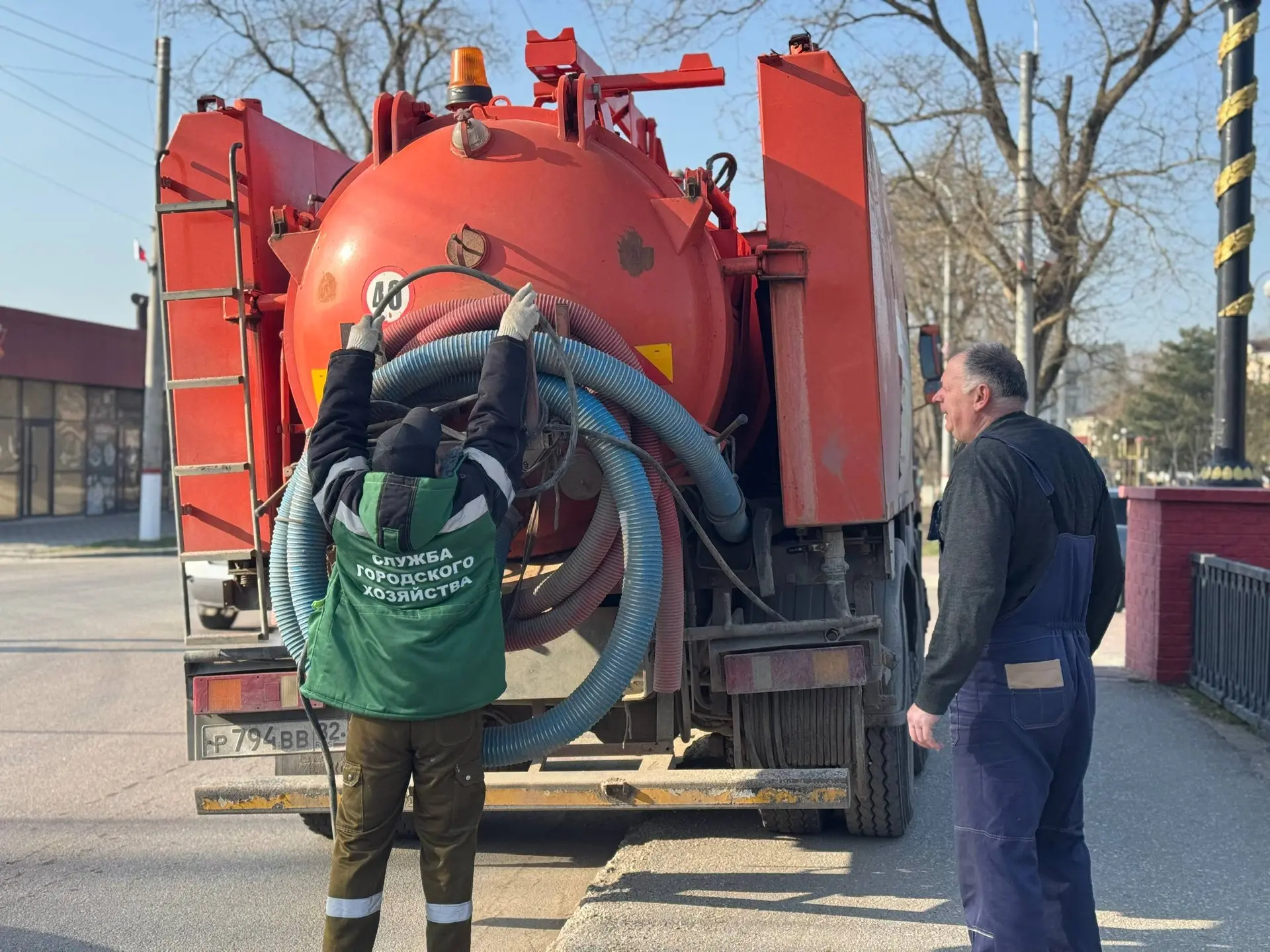 В Керчи обновляют ограждения вдоль реки Мелек-Чесме В Керчи обновляют ограждения вдоль реки Мелек-Чесме