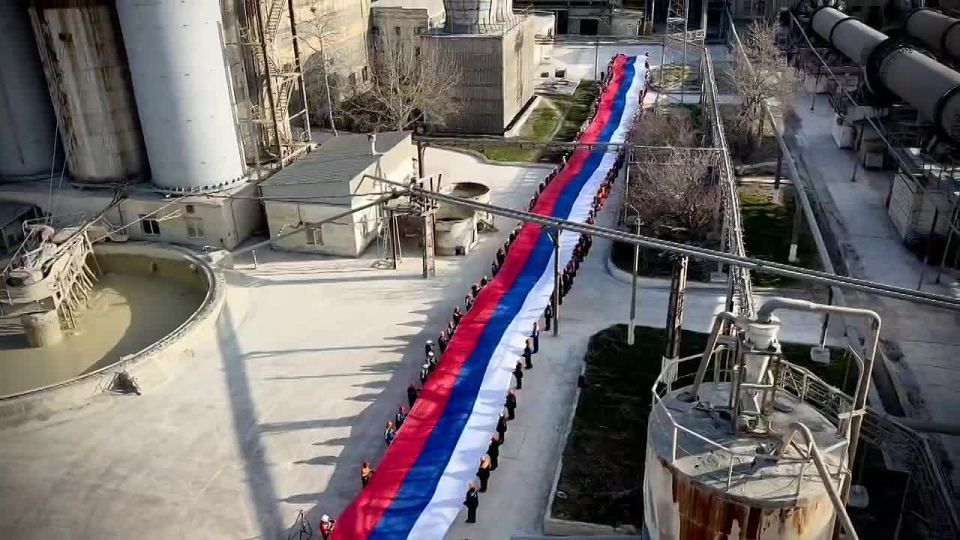 Анушаван Агаджанян: Сотрудники цементного завода, расположенного в Бахчисарае, собственноручно изготовили и развернули на территории завода полотно Государственного флага России длиною в 100 метров
