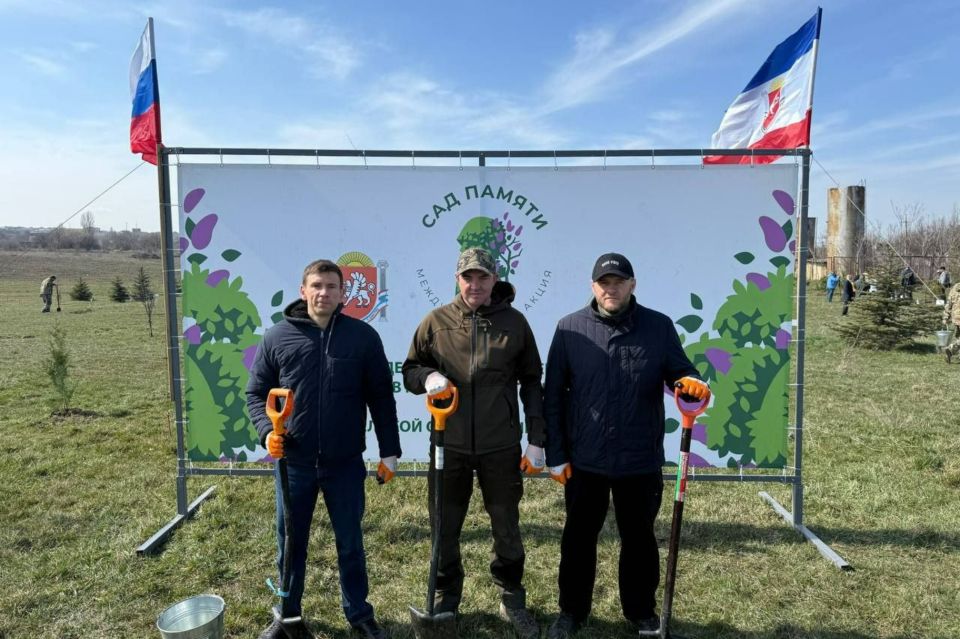 Сотрудники Минпромторга Крыма приняли участие в акции «Сад памяти»