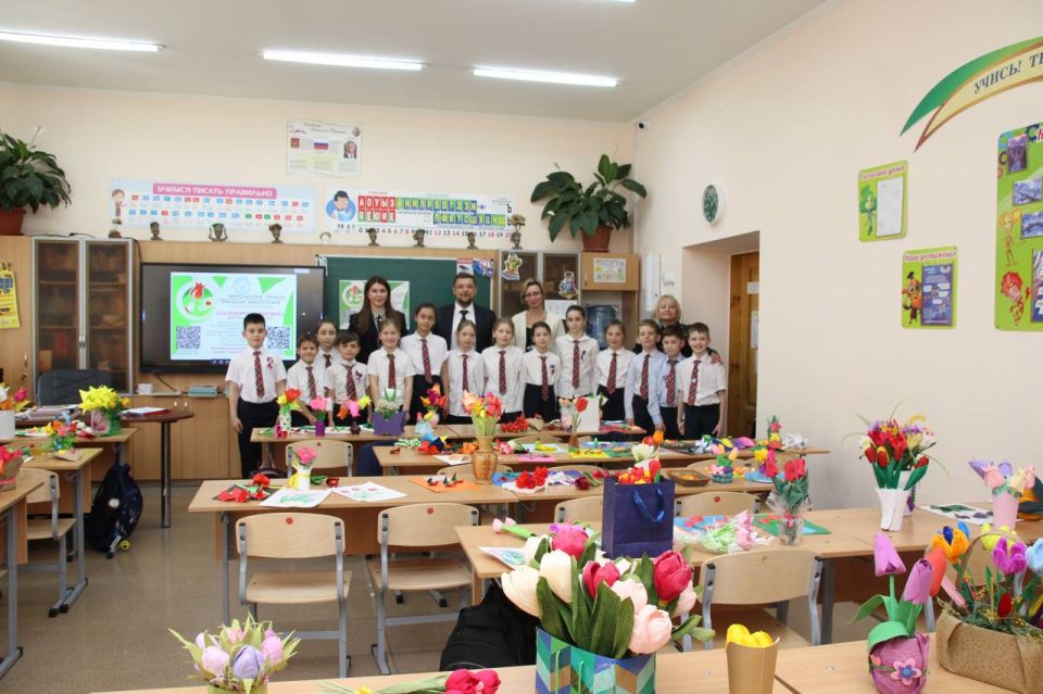 Инна Шишова, Елена Линькова и Вячеслав Доброрез поддержали акцию «Тюльпан милосердия» в школе-лицее им. А.С. Макаренко