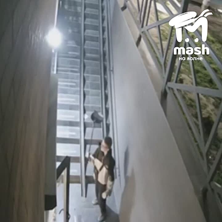 Малолетние фанаты Мойдодыра навели чистоту в симферопольском ПУДе — намазали окна зубной пастой