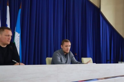 Дмитрий Чумаков: Сегодня провёл расширенное аппаратное совещание — с участием начальников структурных подразделений администрации, глав поселений, а также ресурсоснабжающих организаций района