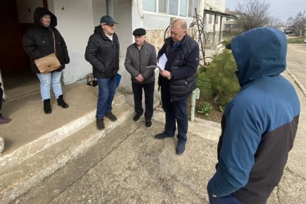 Руководители Сакского района продолжают выезды в населенные пункты Сакского района, обходы МКД