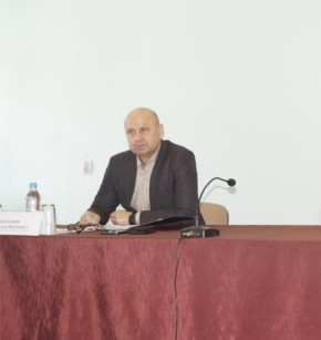 Сегодня глава администрации Советского района Александр Харламов провел аппаратное совещание по социально значимым вопросам района с руководителями структурных подразделений администрации, организаций и служб Советского...