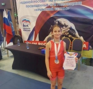 Владимир Сальдо: Наша юная спортсменка из Каховки Людмила Ищенко взяла бронзовую медаль на всероссийских соревнованиях по вольной борьбе в Крыму