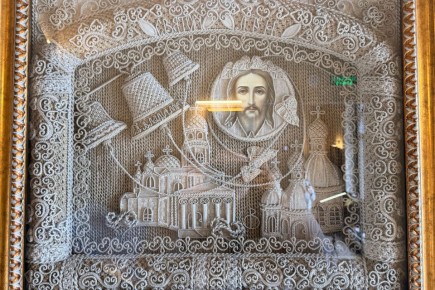 Во «Дворце-замке «Ласточкино гнездо» открылась выставка уникальных икон из льняной нити
