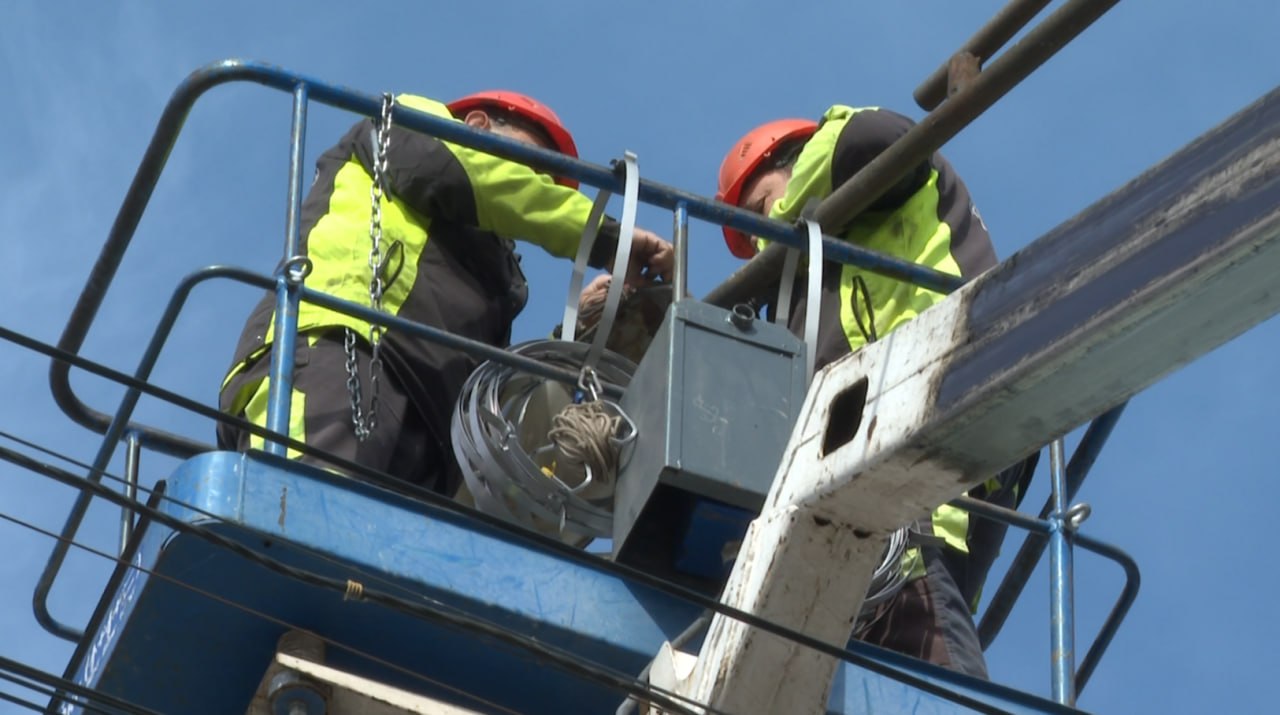 НОВЫЙ СВЕТ. От площади Николая Багрова до москольца и улицы Гагарина зажгутся фонари! В Симферополе предприятие «Горсвет» восстанавливает сети наружного освещения, которые давно не работают, и проводит модернизацию...