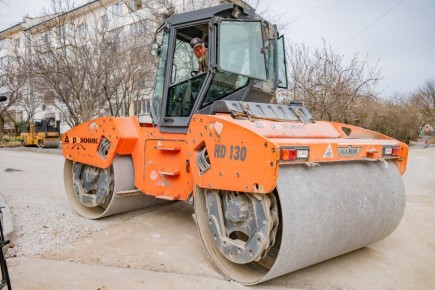 На улице Адмирала Юмашева завершается подготовка к укладке асфальта во дворах домов № 13Б и 13В