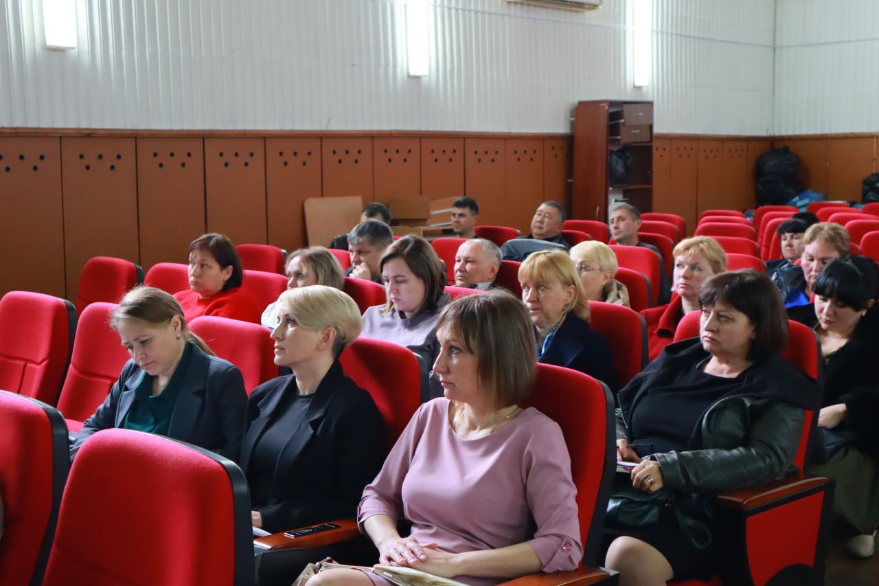 Дмитрий Чумаков: Сегодня провёл расширенное аппаратное совещание — с участием начальников структурных подразделений администрации, глав поселений, а также ресурсоснабжающих организаций района Дмитрий Чумаков: Сегодня провёл расширенное аппаратное совещание — с участием начальников структурных подразделений администрации, глав поселений, а также ресурсоснабжающих организаций района