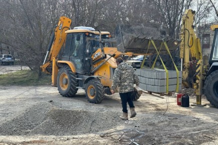 Установка бордюров и прокладка кабеля: в Керчи продолжается благоустройство дворов