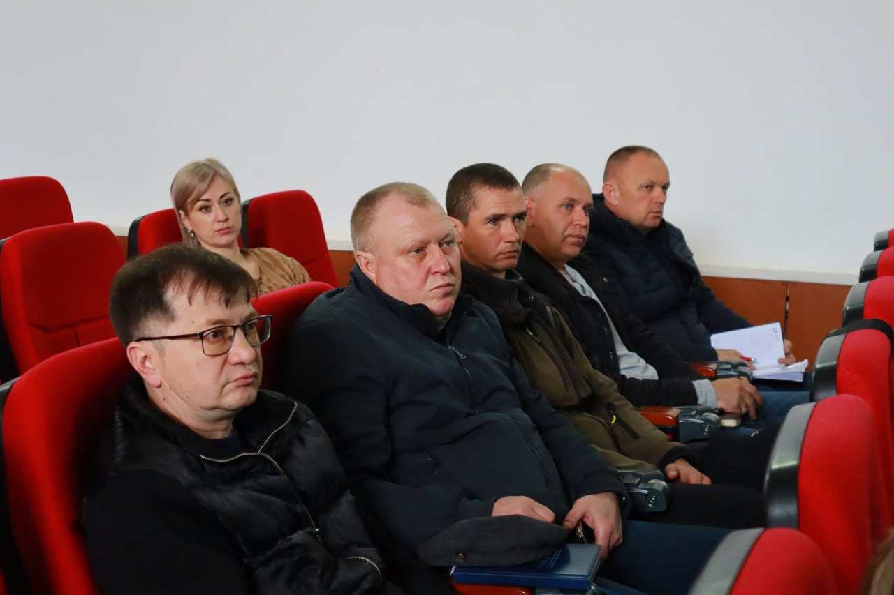 Дмитрий Чумаков: Сегодня провёл расширенное аппаратное совещание — с участием начальников структурных подразделений администрации, глав поселений, а также ресурсоснабжающих организаций района Дмитрий Чумаков: Сегодня провёл расширенное аппаратное совещание — с участием начальников структурных подразделений администрации, глав поселений, а также ресурсоснабжающих организаций района