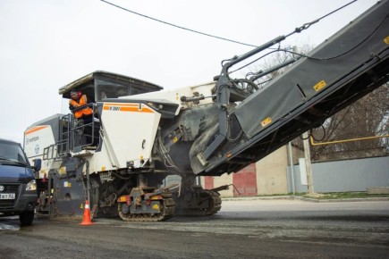 В Симферополе продолжается ремонт дорог