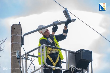 Во дворе на улице Бориса Михайлова установили освещение у детской площадки