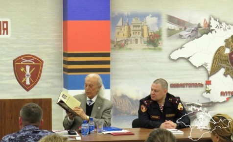 В преддверии 10-летия Росгвардии сотрудники ялтинской вневедомственной охраны встретились с поэтом Ильей Резником