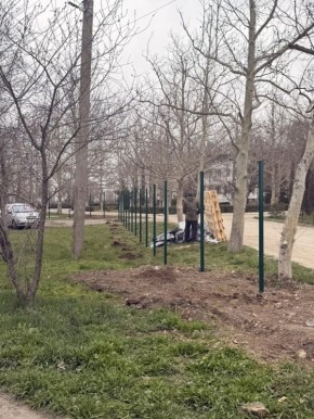 В Табачновской средней общеобразовательной школе им. Сотника в настоящее время ведутся работы по обустройству ограждения, которые финансируются за счёт средств местного бюджета