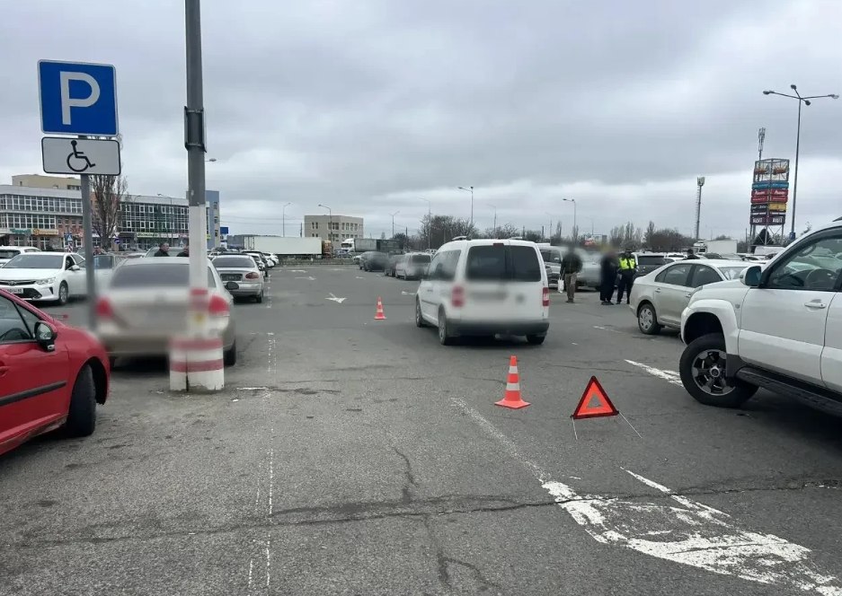 В Симферополе 9-летний мальчик пострадал в ДТП на парковке у торгового центра В Симферополе 9-летний мальчик пострадал в ДТП на парковке у торгового центра