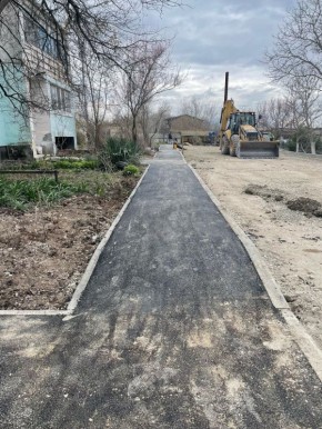 В Бахчисарае благоустраивают дворовую территорию МКД по улице Лесная, 3