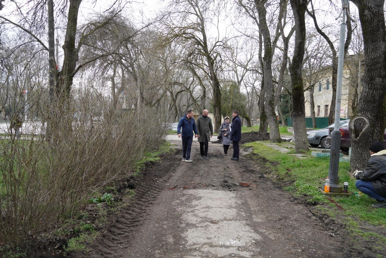 Глава администрации Керчи проверил ход работ в районе остановки «Фабрика-кухня» Глава администрации Керчи проверил ход работ в районе остановки «Фабрика-кухня»