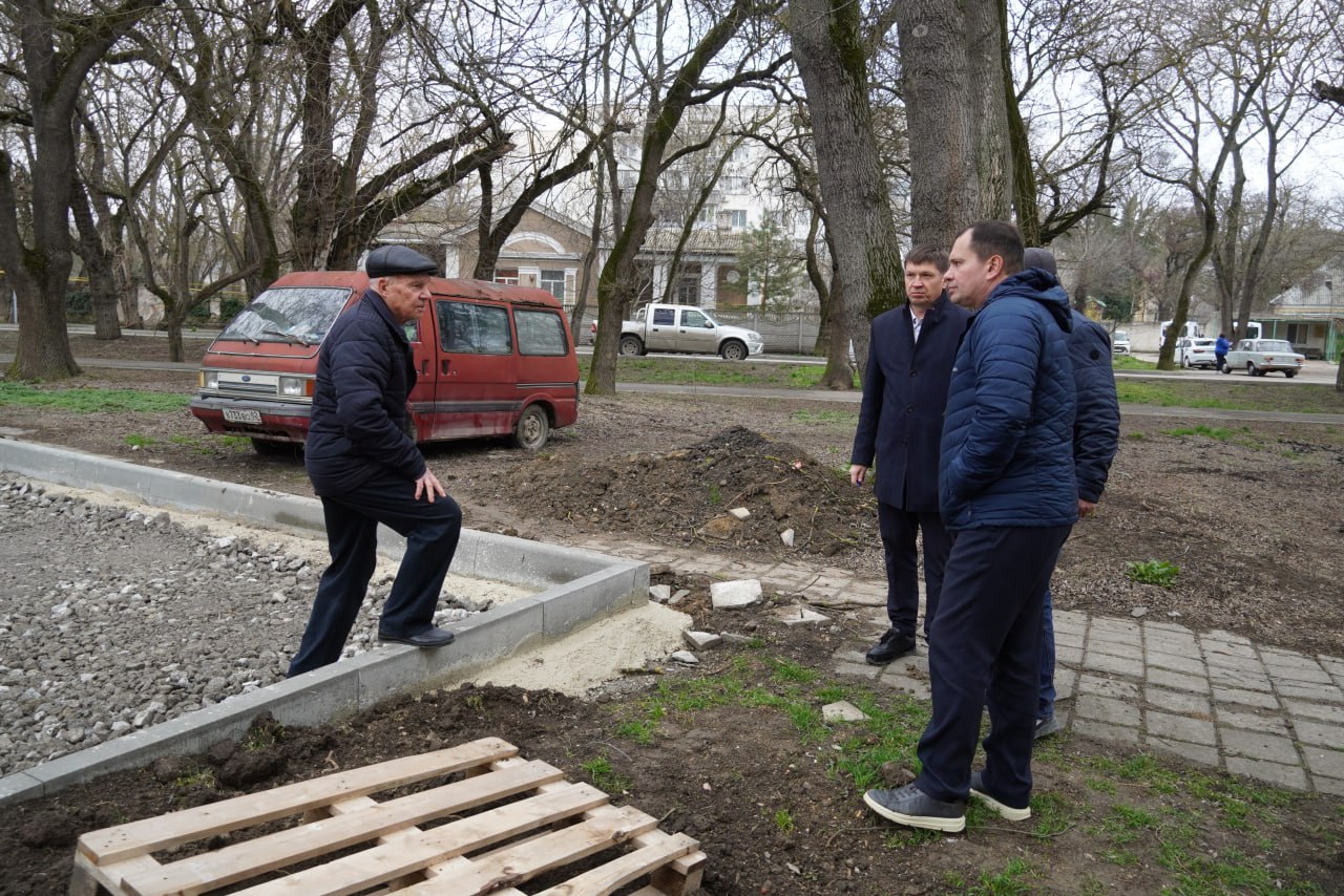 Глава администрации Керчи Олег Каторгин провёл выездную встречу с жителем дома № 20 по улице Войкова Глава администрации Керчи Олег Каторгин провёл выездную встречу с жителем дома № 20 по улице Войкова