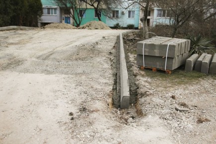 В Бахчисарае благоустраивают дворовую территорию МКД по улице Лесная, 3