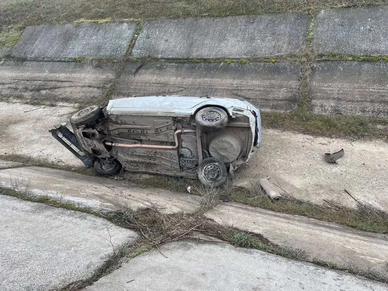 В Крыму машина упала в канал и перевернулась – пострадала трехлетняя девочка В Крыму машина упала в канал и перевернулась – пострадала трехлетняя девочка