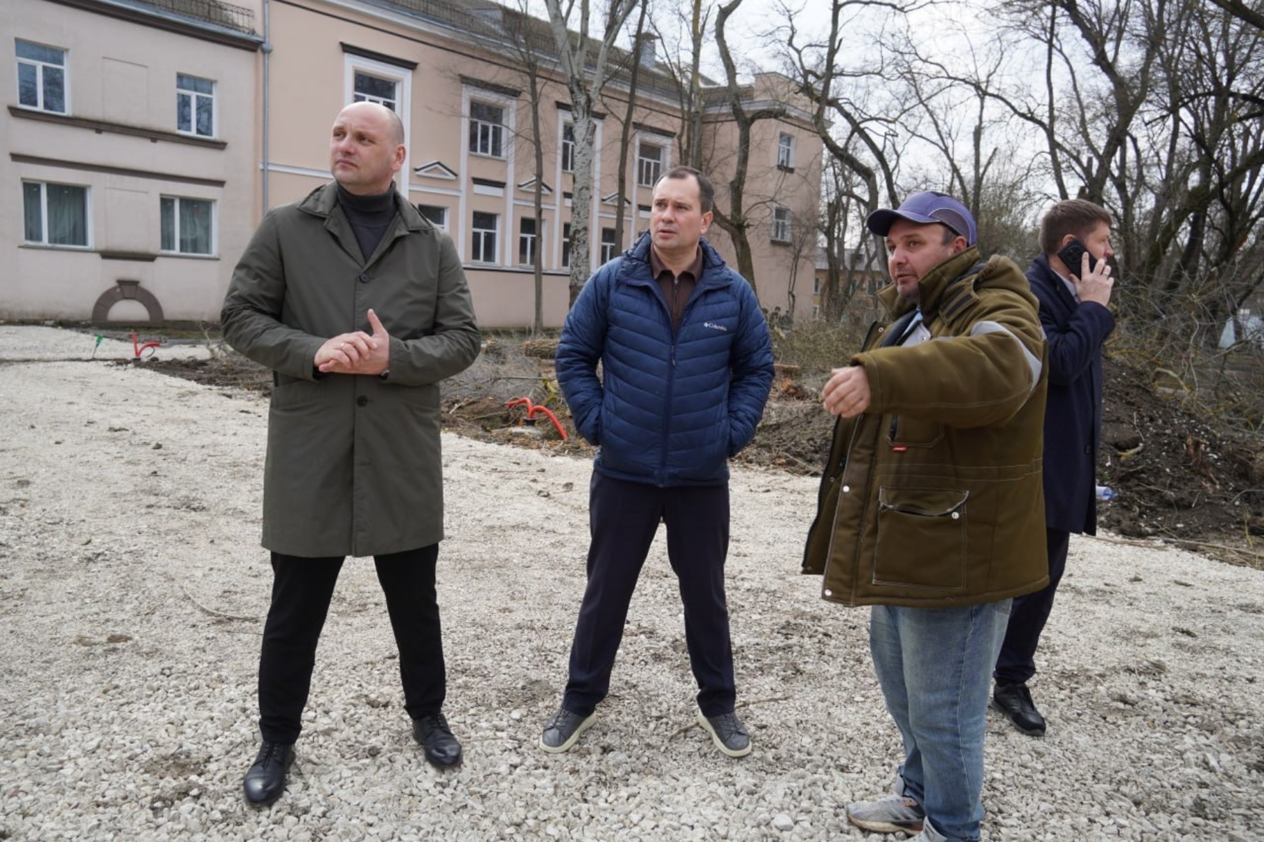 Глава администрации Керчи проверил ход работ в районе остановки «Фабрика-кухня»