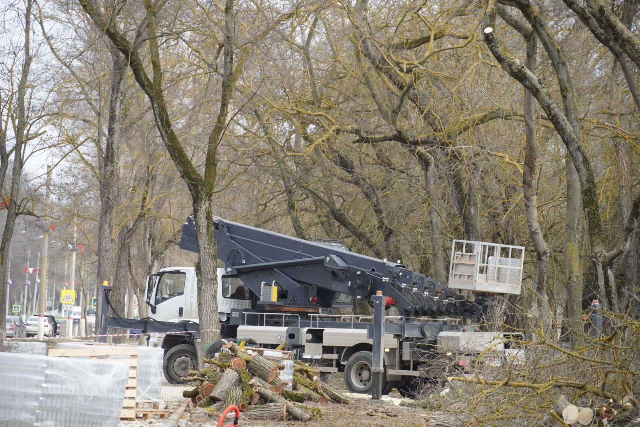 Глава администрации Керчи проверил ход работ в районе остановки «Фабрика-кухня» Глава администрации Керчи проверил ход работ в районе остановки «Фабрика-кухня»