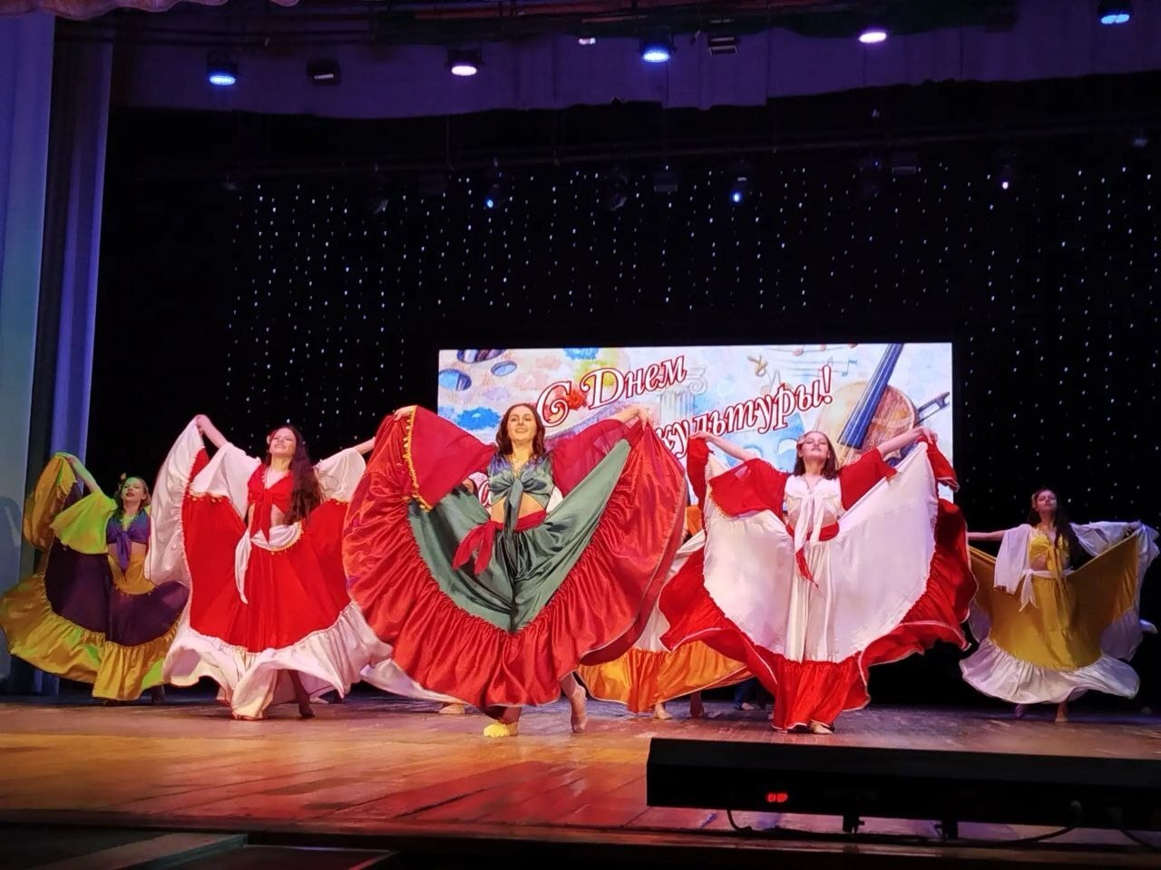 И снова - март. И снова поздравления раздаются всем тем, кто вносит в повседневность праздник И снова - март. И снова поздравления раздаются всем тем, кто вносит в повседневность праздник