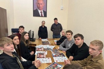 Полицейские Ялты и общественники провели круглый стол с активистами городского ученического само