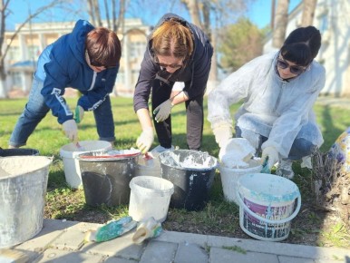 Сегодня в парке пгт Советский прошёл субботник, в рамках которого была организована побелка деревьев