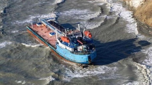 Весь мазут из разбившегося в Керченском проливе танкера "Волгонефть-212" откачают к маю