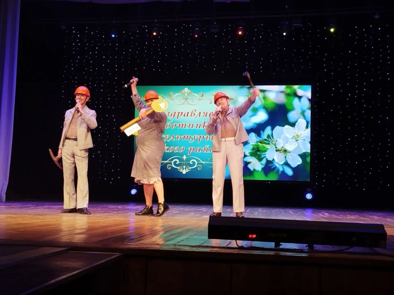 И снова - март. И снова поздравления раздаются всем тем, кто вносит в повседневность праздник И снова - март. И снова поздравления раздаются всем тем, кто вносит в повседневность праздник