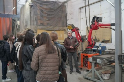 Школьники Симферополя познакомились с современными технологиями на производстве