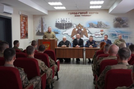 Руководители Керчи поздравили бойцов ОМОН «Грифон»