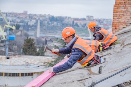В городе капитально ремонтируют крышу дома на улице Рабочей