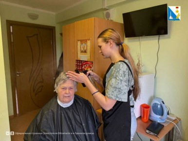 Студенты профессионального художественного колледжа создали прически для подопечных дома-интерната