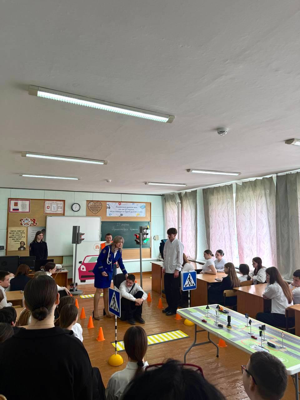 Сотрудниками Госавтоинспекции Нижнегорского района совместно с педагогами «Лаборатории безопасности» проведены практические уроки для учащихся Сотрудниками Госавтоинспекции Нижнегорского района совместно с педагогами «Лаборатории безопасности» проведены практические уроки для учащихся
