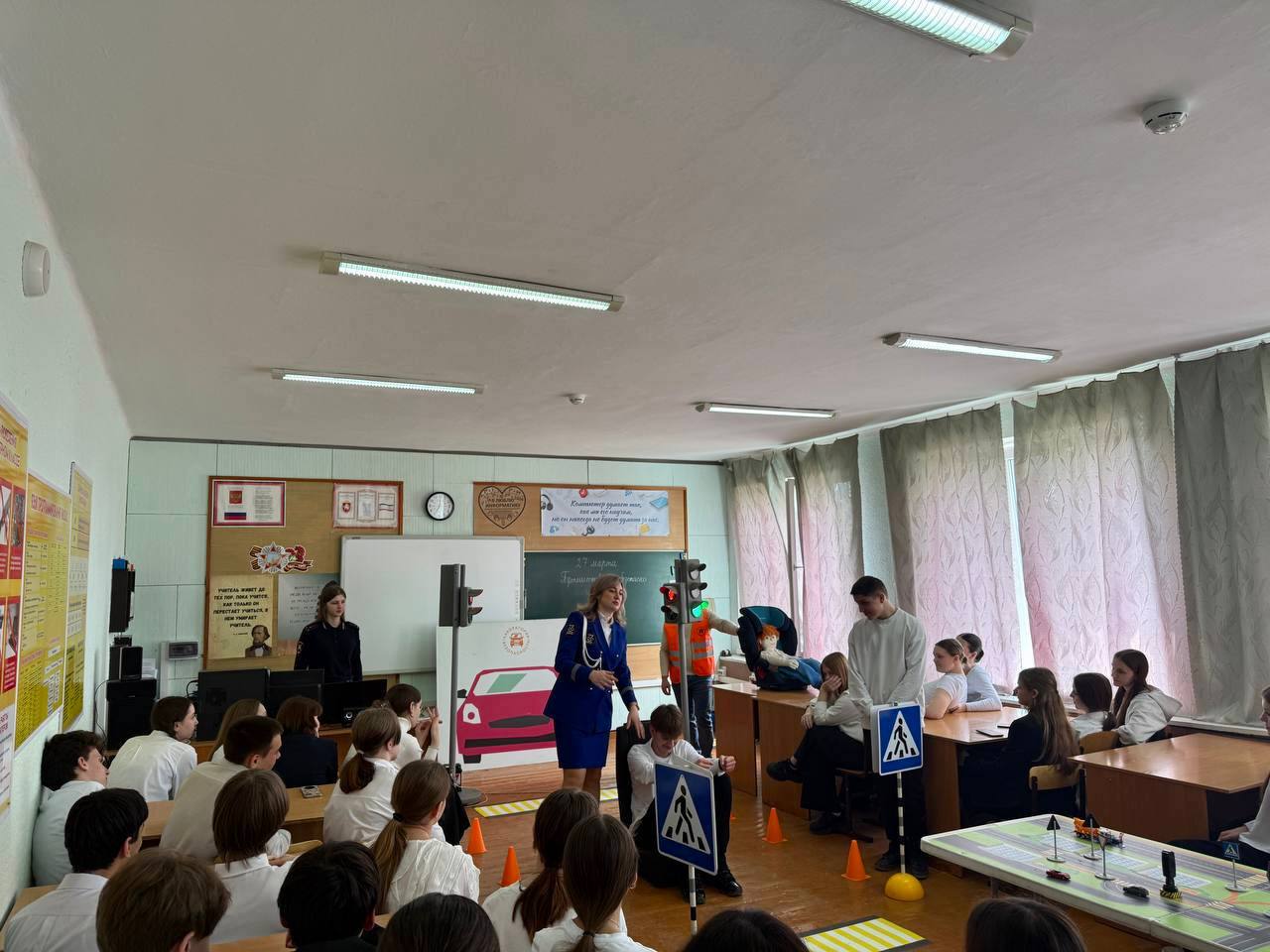 Сотрудниками Госавтоинспекции Нижнегорского района совместно с педагогами «Лаборатории безопасности» проведены практические уроки для учащихся Сотрудниками Госавтоинспекции Нижнегорского района совместно с педагогами «Лаборатории безопасности» проведены практические уроки для учащихся